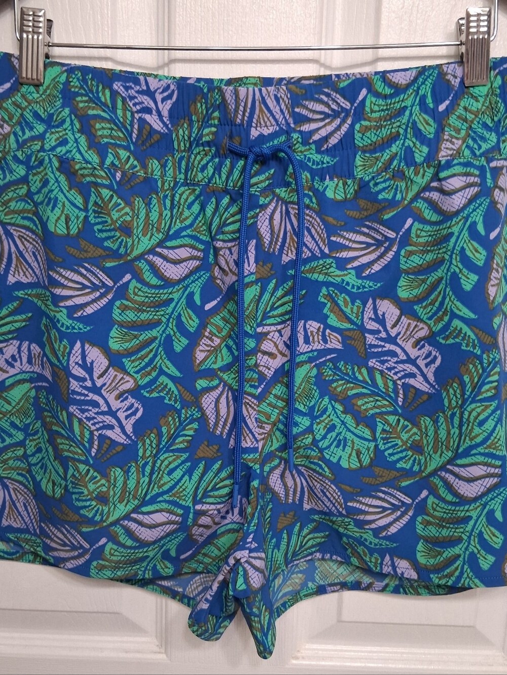 NWT Eddie Bauer Women's High Rise Leaf Print Shorts With UPF 50       Size L